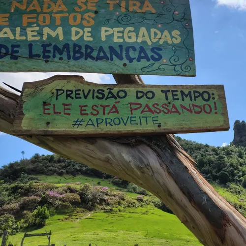 Placa de previsão do tempo do acampamento Tekoá