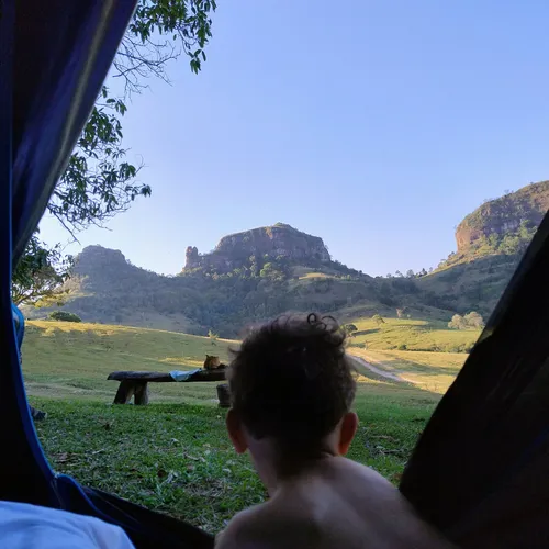 Vista de dentro da barraca para a paisagem do acampamento Tekoá